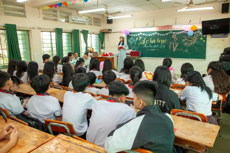 Giảng viên chữa bài